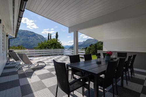 una sala da pranzo con tavolo e sedie su un patio di Flotunet - Jørnhuset a Stryn
