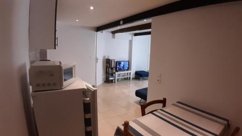 Cette petite chambre dispose d'une cuisine et d'un four micro-ondes. dans l'établissement CAP d OSNE - BANYULS SUR MER - 2MN PLAGE, à Banyuls-sur-Mer