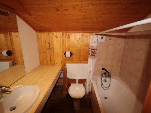 ein Badezimmer mit einem WC, einer Badewanne und einem Waschbecken in der Unterkunft Appartement Les Saisies, 3 pièces, 8 personnes - FR-1-293-58 in Les Saisies