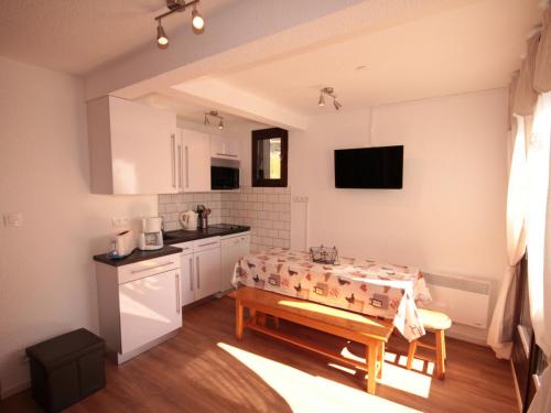 Appartement Les Saisies, 4 pièces, 8 personnes - FR-1-293-59にあるキッチンまたは簡易キッチン