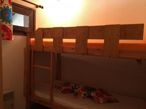 a bunk bed with a ladder in a bedroom at Studio Montgenèvre, 1 pièce, 4 personnes - FR-1-445-116 in Montgenèvre