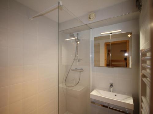 レ・セジーにあるStudio Les Saisies, 1 pièce, 4 personnes - FR-1-293-142のバスルーム(シャワー、シンク、鏡付)
