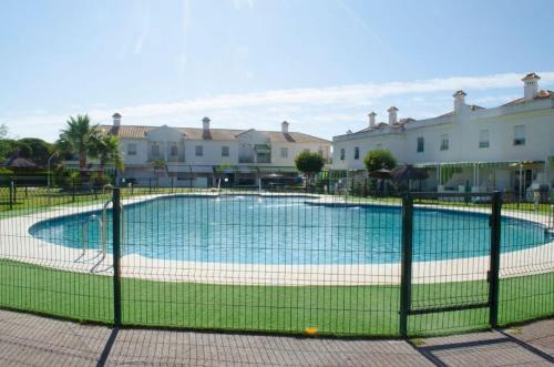 Bazén v ubytovaní Casa adosada con porche, piscina y pista de pádel, junto al campo de golf alebo v jeho blízkosti