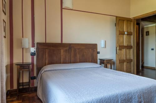 um quarto com uma cama grande e um cobertor azul em Locanda LA VALLE em Castelnuovo Magra