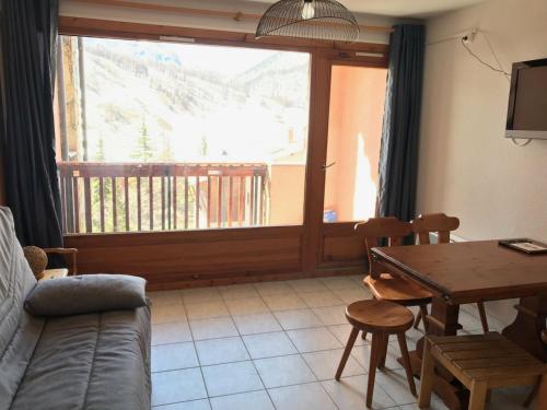 Appartement Montgenèvre, 2 pièces, 6 personnes - FR-1-445-120にあるシーティングエリア