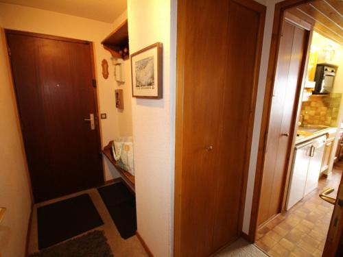 um corredor com uma porta que conduz a uma cozinha em Appartement Les Saisies, 2 pièces, 4 personnes - FR-1-293-121 em Les Saisies