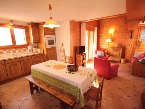 sala de estar con mesa y cocina en Appartement Villard-sur-Doron, 4 pièces, 8 personnes - FR-1-293-64, en Villard-sur-Doron