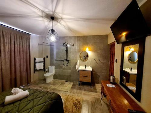 sypialnia z łóżkiem oraz łazienka z umywalką w obiekcie Diamantvallei Landgoed w mieście Rayton