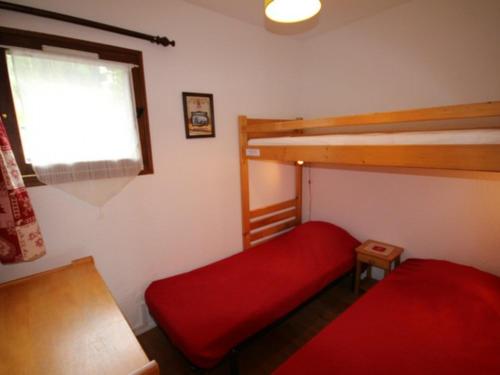 レ・セジーにあるAppartement Les Saisies, 2 pièces, 5 personnes - FR-1-293-127のベッドルーム1室(赤いベッド1台、二段ベッド2組付)