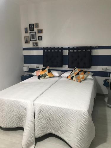 two beds sitting next to each other in a bedroom at Lady Hamilton B&B in Feletto