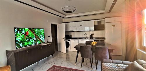 uma cozinha e sala de jantar com mesa e cadeiras em Art City Luxury Residence in the Center of Alanya em Alanya