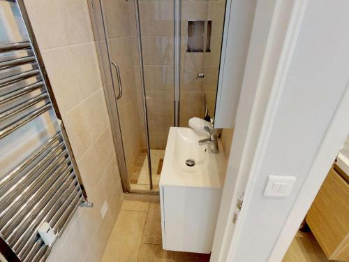 La salle de bains est pourvue d'une douche et d'un lavabo. dans l'établissement Appartement Menton, 3 pièces, 5 personnes - FR-1-196-184, à Menton