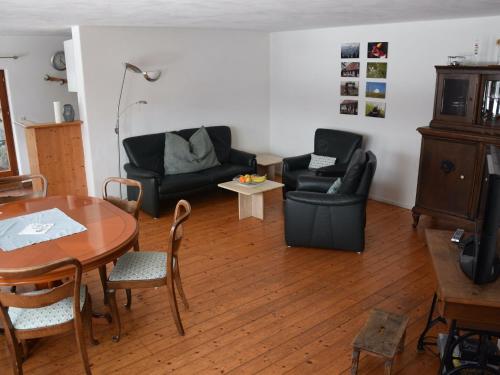 uma sala de estar com duas cadeiras e uma mesa em Holiday home in Herrischried with garden em Herrischried