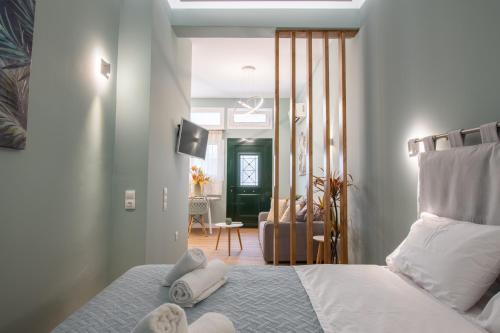 sypialnia z łóżkiem z ręcznikami w obiekcie The Nest Corfu Town w mieście Ágios Rókkos