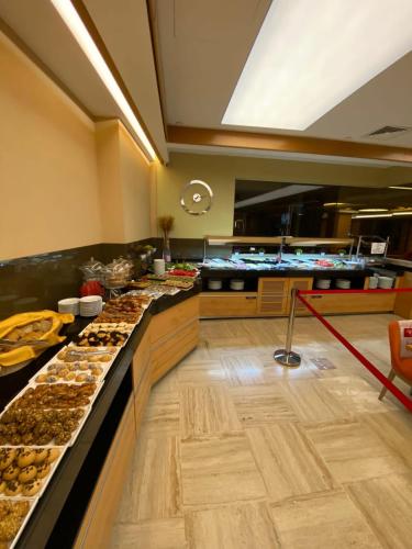 伊斯坦布尔Prestige Hotel Old City的提供多种食物的自助餐线
