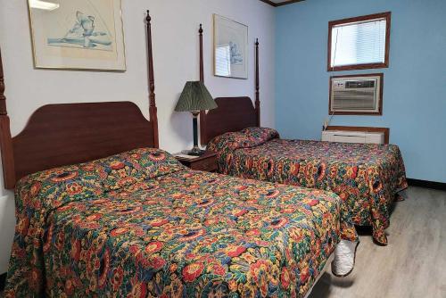 um quarto de hotel com duas camas e uma janela em Budget Inn Fairmont em Fairmont
