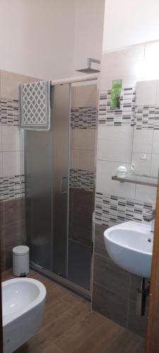 bagno con doccia e lavandino di affittacamere Silva a Trieste
