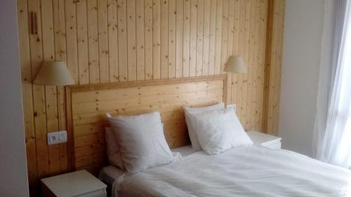 a bedroom with a bed with two white pillows at Agradable apartamento con jardín privado en Cerler in Cerler