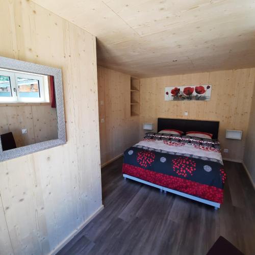 ein Schlafzimmer in einem Blockhaus mit einem Bett darin in der Unterkunft Aktien 11 / A=obere Wohnung / B=untere Wohnung in Sils im Domleschg