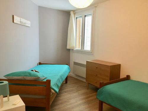 モンジェネヴルにあるAppartement Montgenèvre, 3 pièces, 6 personnes - FR-1-445-6のベッド2台と窓が備わる小さな客室です。