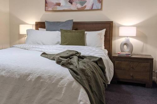 En eller flere senge i et værelse på Lux Central 3BR - outdoor spa