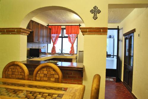 uma cozinha com uma mesa e uma bancada em Casa Geranios Tequisquiapan em Tequisquiapan