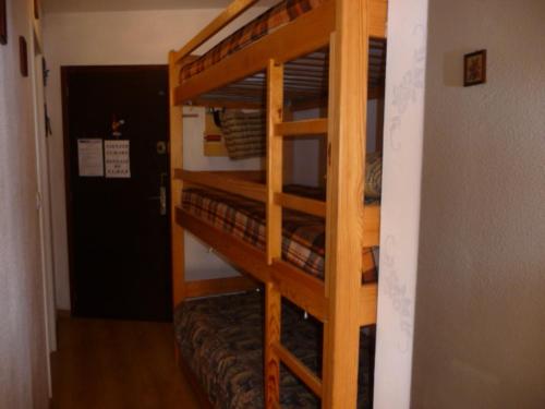 モンジェネヴルにあるStudio Montgenèvre, 1 pièce, 4 personnes - FR-1-445-71の二段ベッドが備わる家の中にある部屋のベッド1台分です。