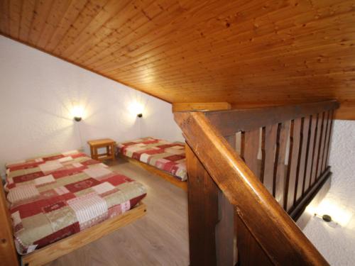 レ・セジーにあるAppartement Les Saisies, 2 pièces, 7 personnes - FR-1-293-221の木製の天井が特徴のベッドルーム1室(ベッド2台付)