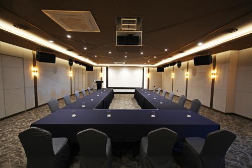 a conference room with a long table and chairs at Layers Hotel Busan Hadan in Busan