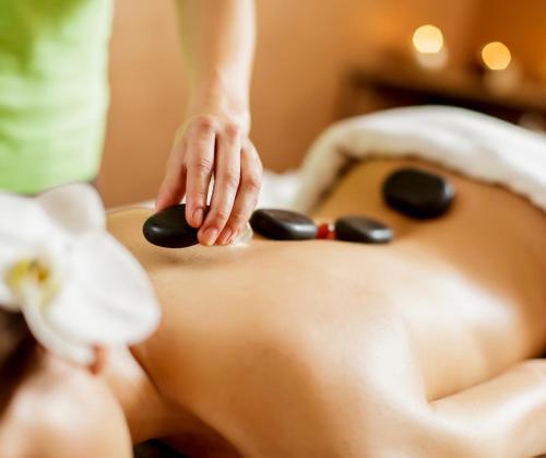 uma mulher a receber uma massagem de uma mesa de massagem em Domaine les 2 Mondes em Aydat