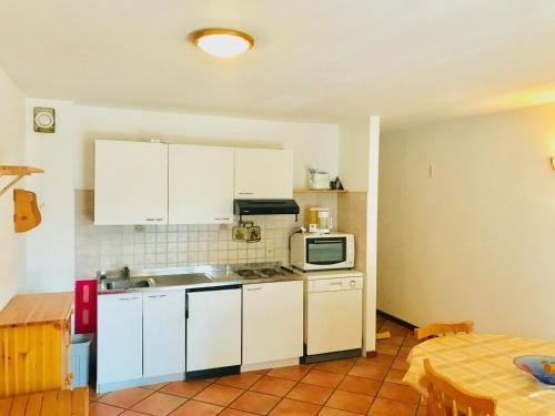 Appartement Montgenèvre, 3 pièces, 8 personnes - FR-1-445-110にあるキッチンまたは簡易キッチン