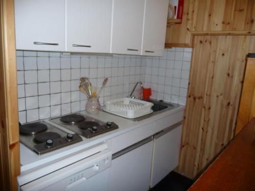 Appartement Montgenèvre, 3 pièces, 6 personnes - FR-1-445-104にあるキッチンまたは簡易キッチン