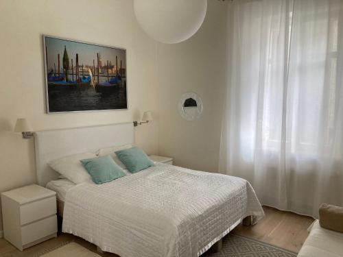 sypialnia z łóżkiem i obrazem na ścianie w obiekcie studio white w mieście Sopot
