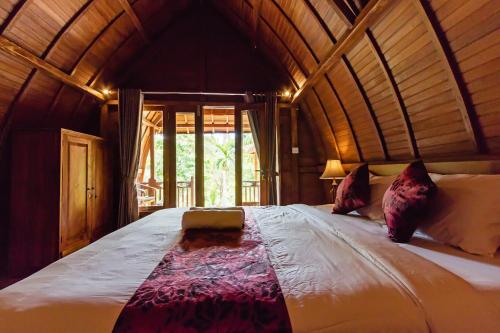 Ліжко або ліжка в номері Kelingking Mesari Villa and Spa