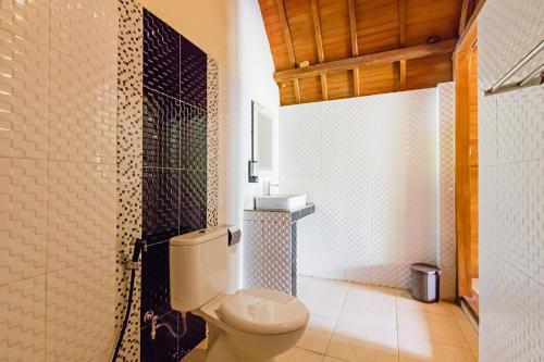 Vonios kambarys apgyvendinimo įstaigoje Kelingking Mesari Villa and Spa
