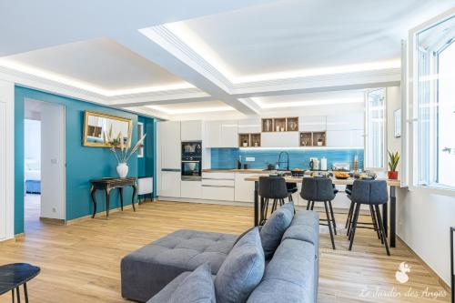 un salon avec un canapé et une cuisine dans l'établissement Luxury 3 Bdr Garden & Parking - Angels' Garden, à Nice