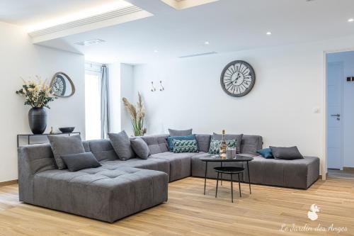 un salon avec un canapé gris et une table dans l'établissement Luxury 3 Bdr Garden & Parking - Angels' Garden, à Nice