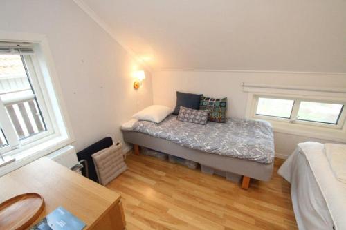 - une petite chambre avec un lit et une table dans l'établissement Fin lägenhet med balkong centralt o bra läge, à Käringön