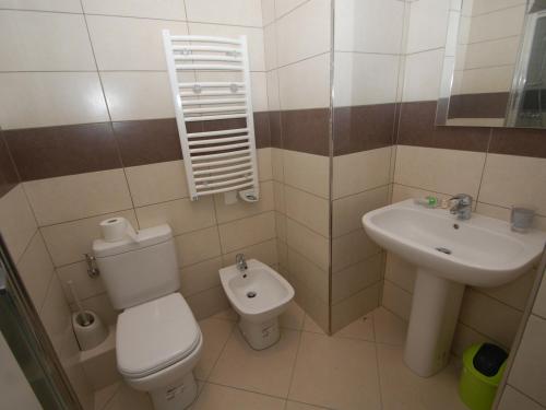 a bathroom with a toilet and a sink at Appartement Menton, 2 pièces, 4 personnes - FR-1-196-200 in Menton