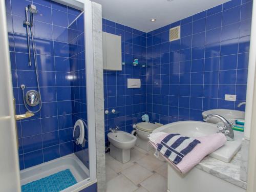 ein blau gefliestes Bad mit einer Badewanne und einem WC in der Unterkunft Appartement Menton, 3 pièces, 4 personnes - FR-1-196-251 in Menton
