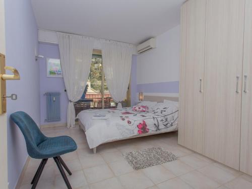 ein Schlafzimmer mit einem Bett, einem Stuhl und einem Fenster in der Unterkunft Appartement Menton, 3 pièces, 4 personnes - FR-1-196-251 in Menton