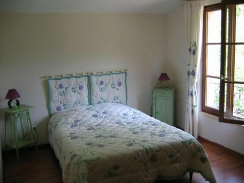 ein Schlafzimmer mit einem Bett, zwei Tischen und zwei Fenstern in der Unterkunft Gîte Beausite-Deuxnouds Devant Beauzée, 3 pièces, 4 personnes - FR-1-585-4 