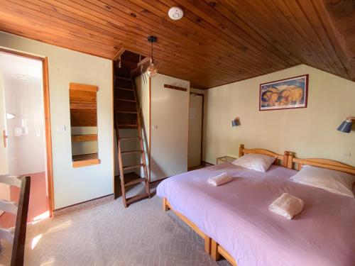 Cama ou camas em um quarto em Doume's Lodge