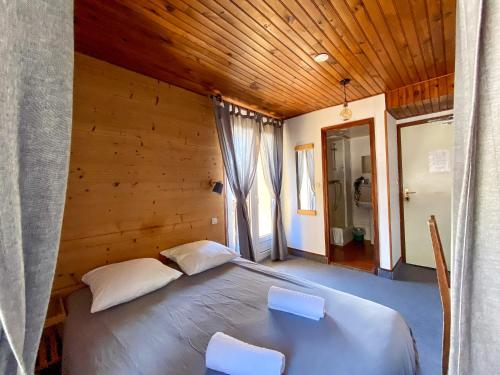 Cama ou camas em um quarto em Doume's Lodge