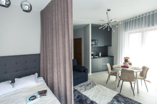 Ένα ή περισσότερα κρεβάτια σε δωμάτιο στο NEW modern studio apartment in the Old Town Riga