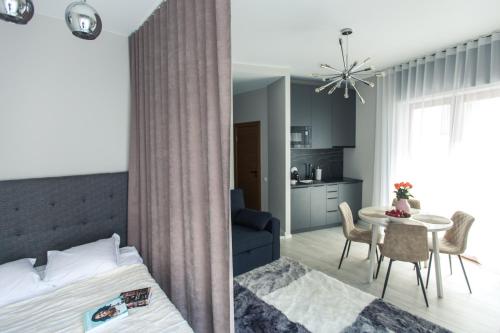 Кровать или кровати в номере NEW modern studio apartment in the Old Town Riga