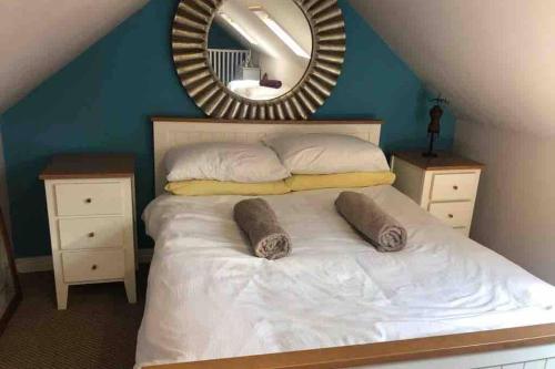 una camera da letto con un letto e un grande specchio di River View Cottage - cosy, sleeps 6, Sea View a Muff