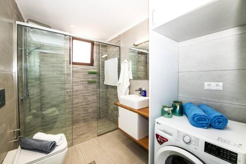 Villa Anthi, a modern villa with salted water pool,hot tub & BBQ!