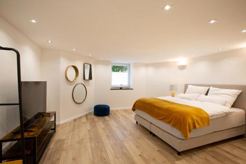Un pat sau paturi într-o cameră la Wohnperle Apartment Alexa