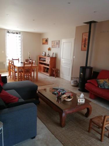 un salon avec un canapé et une table basse dans l'établissement DAL PAN BAZZO Sandrine, à Berson